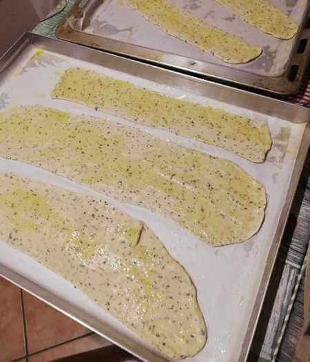 Lingue di suocera crude nelle teglie