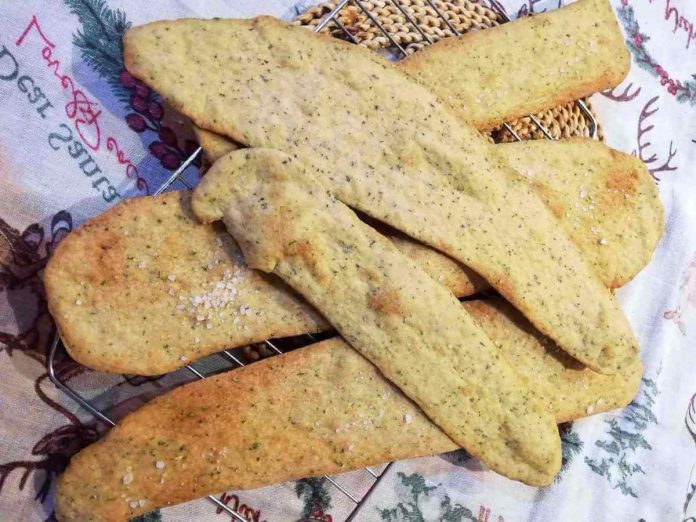 Lingue di suocera senza lievito croccanti e ben dorate spolverate con sale grosso