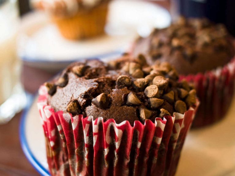 Muffin al cioccolato gonfio e soffice al punto giusto