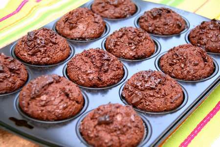 Muffin al cioccolato appena cotti e ancora da sformare