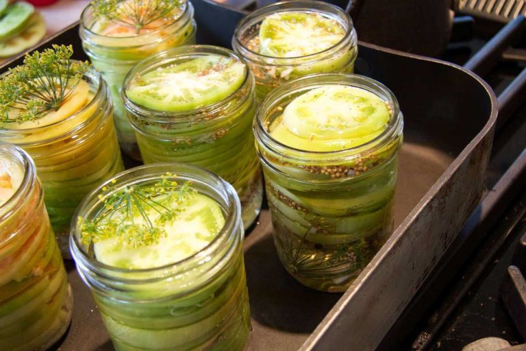 Pomodori verdi messi sott'aceto senza cottura in barattoli di vetro
