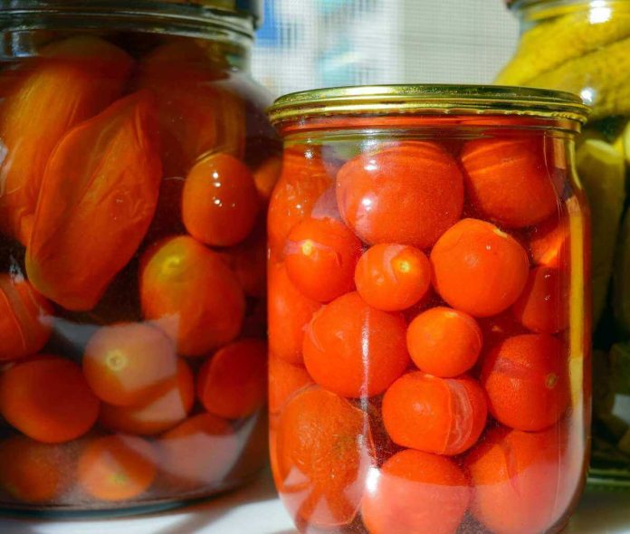 Pomodorini al naturale in barattoli di vetro chiusi ermeticamente
