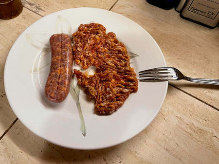 Salsiccia fresca privata del budello e pronta per essere sbriciolata con la forchetta