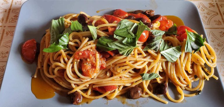 Spaghetti con pomodorini e olive taggiasche aromatizzati con basilico