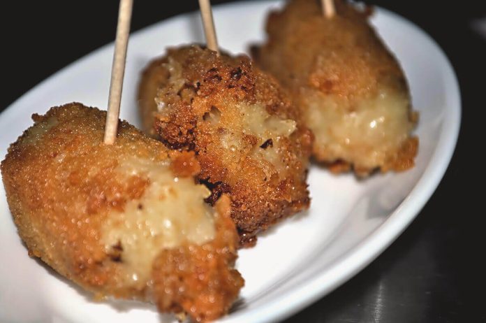 Crocchette di melanzane e scamorza filante della nonna in piatto ovale