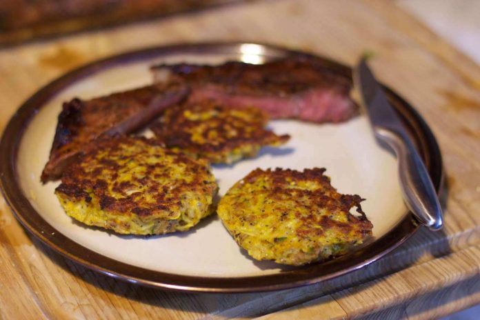Frittelle di zucca light non fritte nel piatto assieme a tagliata di carne