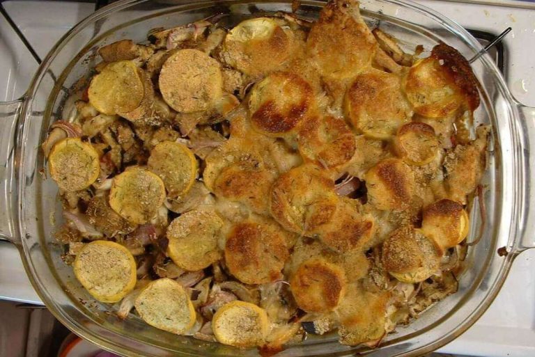 Funghi e patate al forno alla ligure cotti e ancora nella teglia