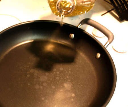 Come versare l'olio nella teglia da ungere