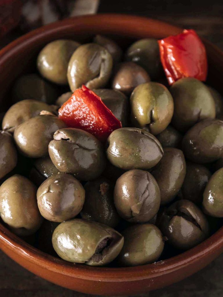 Olive schiacciate siciliane condite nella ciotola