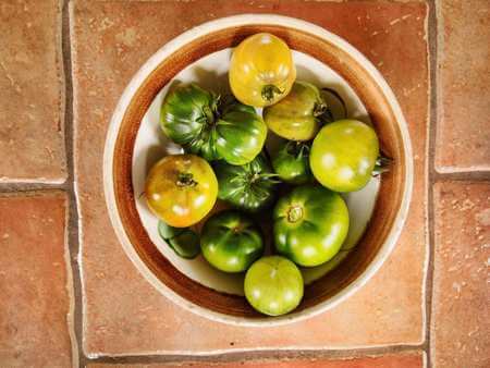 Pomodori verdi da cucinare in ciotola di ceramica