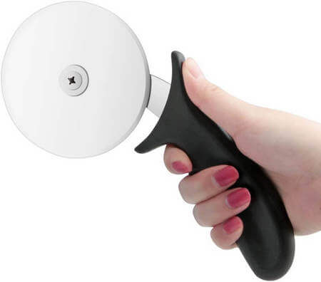 Rotella tagliapizza in mano femminile