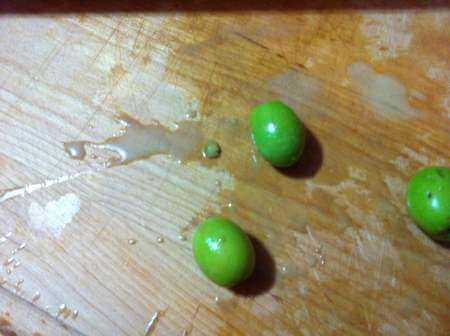 Succo lattiginoso di olive acerbe caduto su piano di legno