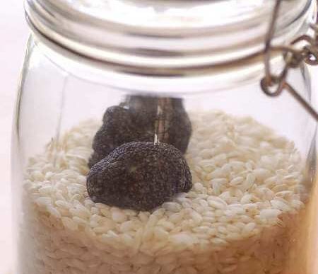 Tartufi neri con riso dentro a barattolo di vetro