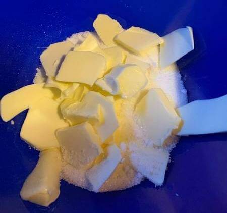 Burro a tocchetti e zucchero semolato in ciotola blu