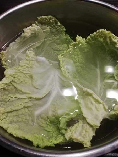 Come sbollentare le foglie di verza