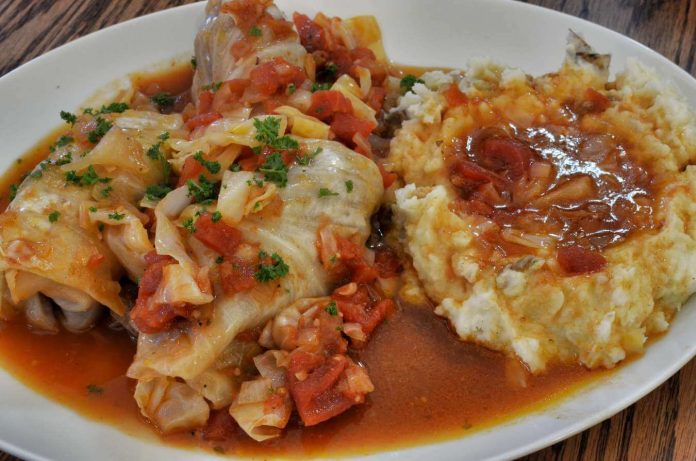 Involtini di verza liguri con sugo al pomodoro e patate in purea Involtini di verza alla ligure con sughetto al pomodoro e purea di patate