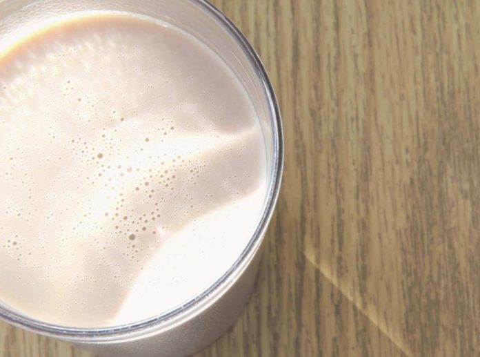 Latte di semi di zucca in bicchiere di vetro