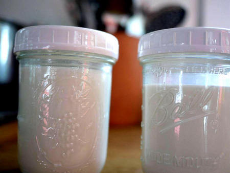 Latte vegetale conservato in barattoli di vetro chiusi ermeticamente 