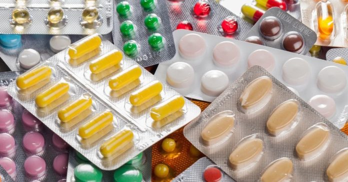 I medicinali scaduti devono essere smaltiti senza scatola e foglietto illustrativo Farmaci in compresse e capsule da smaltire correttamente in farmacia senza le loro scatole