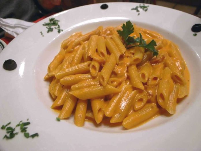 Penne allo zafferano appena fatte senza panna e senza burro e decorate con prezzemolo