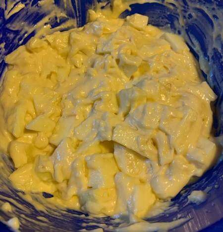 Pere a dadini aggiunte all'impasto crudo