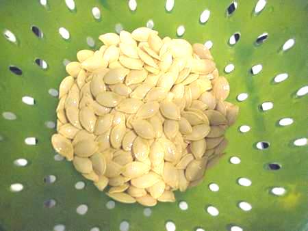 Semi di zucca lavati bene e scolati nello scolapasta