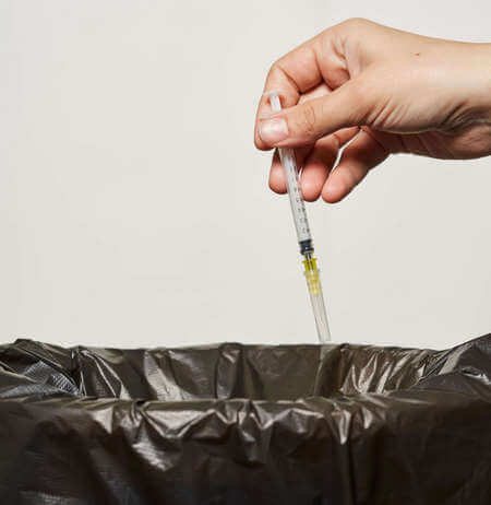 Siringa usata eliminata erroneamente nella pattumiera dell'umido