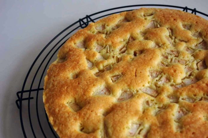 Fragrante e soffice torta di pere della nonna fatta raffreddare su gratella Torta di pere della nonna facile appena sfornata sulla gratella