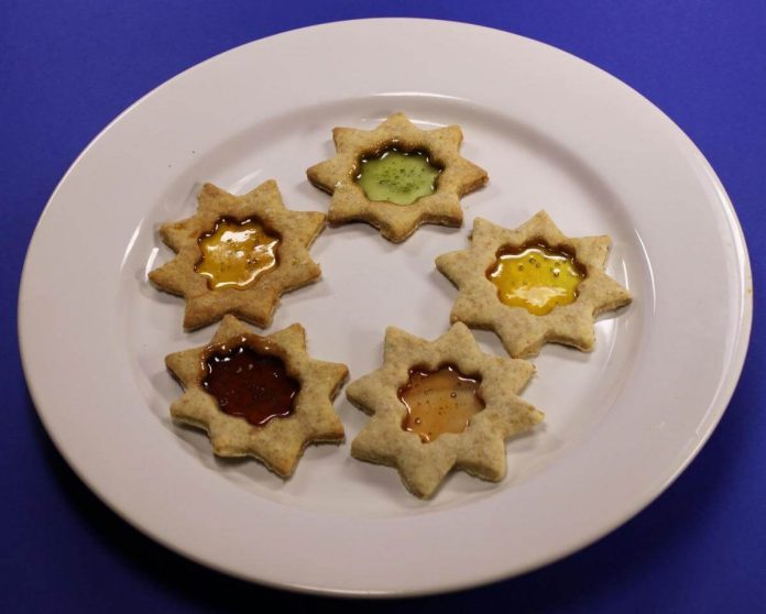 Biscotti effetto vetro natalizi su piatto bianco