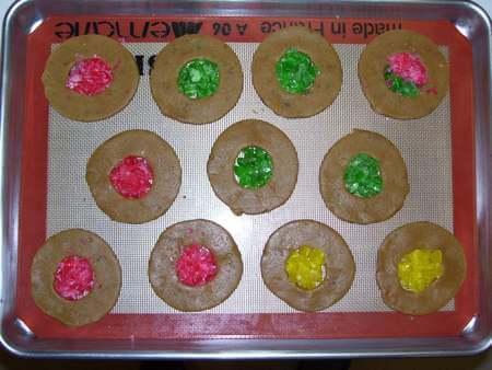 Biscotti con al centro caramelle frantumate da far cuocere in forno per creare l'effetto vetro