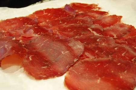 Fette di bresaola fresca del giusto spessore