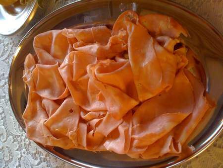 Fette sottili di mortadella nel vassoio