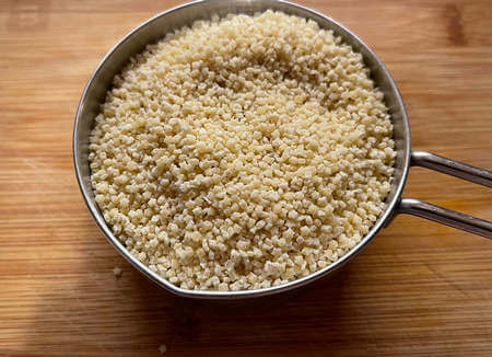 Pastina da minestra cruda nel pentolino