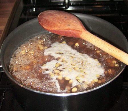 Schiuma affiorata in superficie durante la cottura delle lenticchie