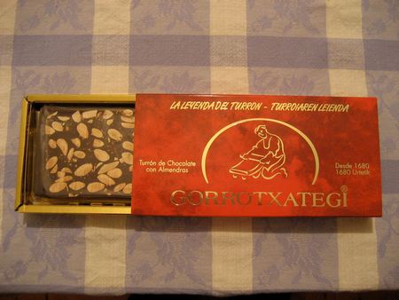 Torrone morbido al cioccolato appena aperto e ancora sigillato nella pellicola protettiva