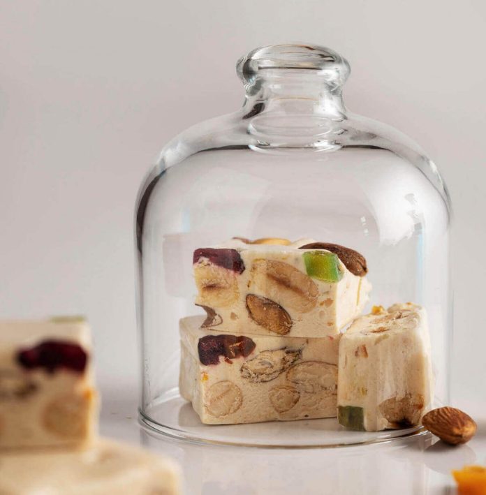 Come conservare il torrone a temperatura ambiente sotto ad una campana di vetro