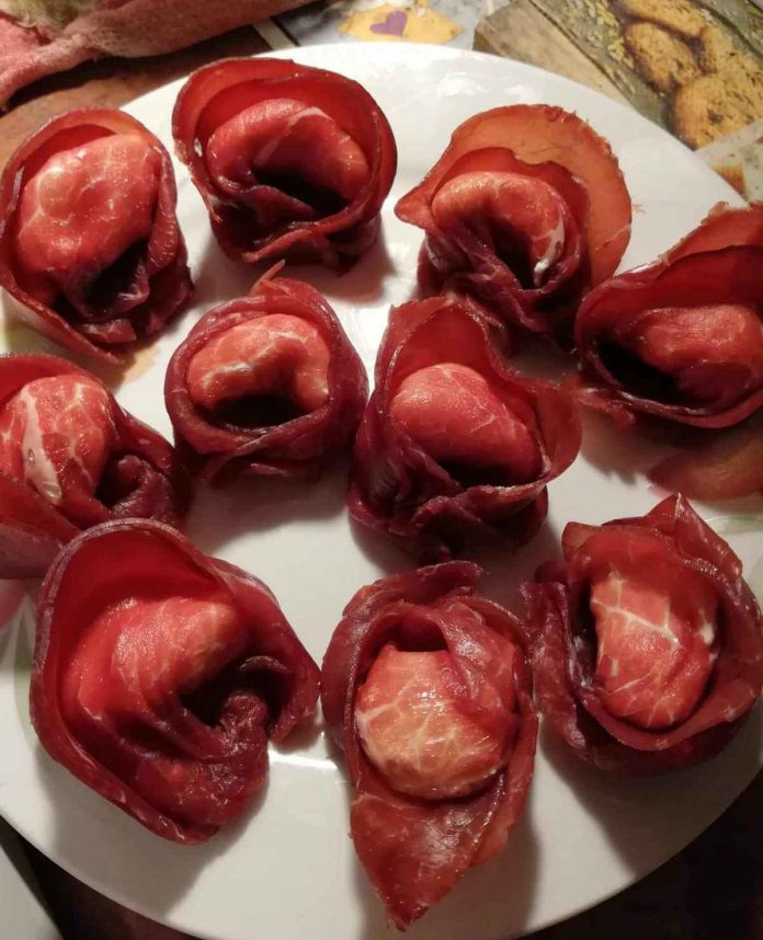 Golosi tortelli di bresaola farciti con robiola fatti in 10 minuti Tortelli di bresaola con robiola nel piatto