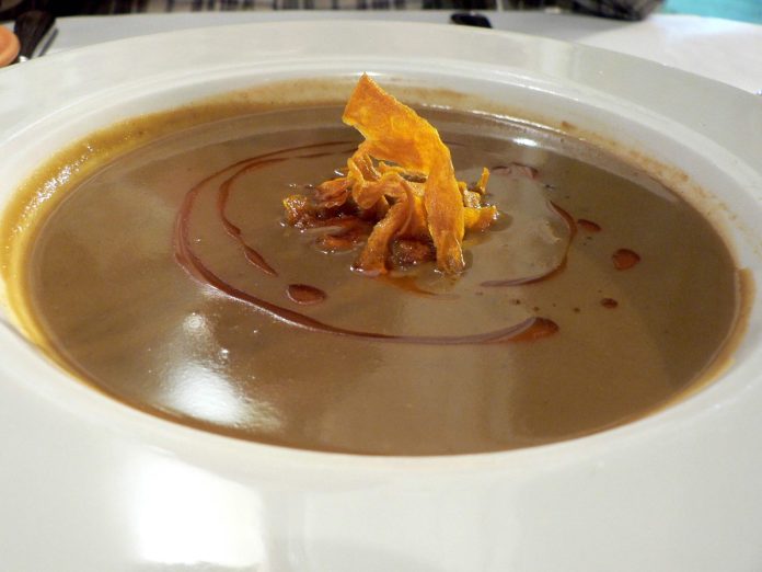 Vellutata di lenticchie facile e veloce in piatto fondo