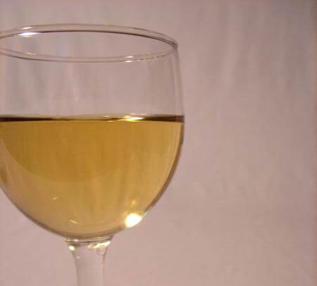 Vino bianco nel bicchiere