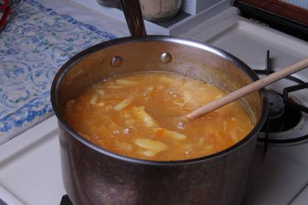 Marmellata di arance e scorzette che sobolle nella pentola