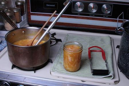 Marmellata di arance e scorzette invasata ad 1 cm dal bordo del barattolo