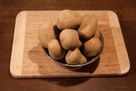 Patate Quarantine in ciotola di metallo