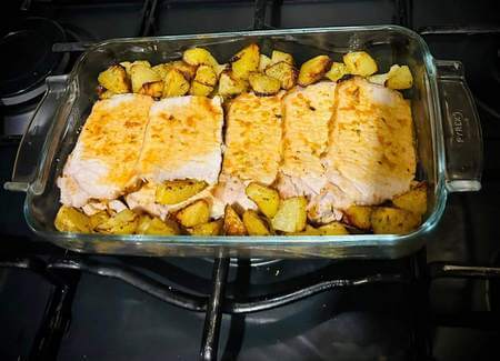 Arista all'arancia cotta nella pirofila con patate arrostite 