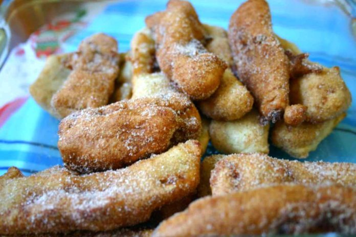 Banane impanate e fritte di Carnevale spolverate di zucchero