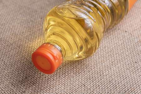 Bottiglia di plastica contenente olio di semi di arachidi