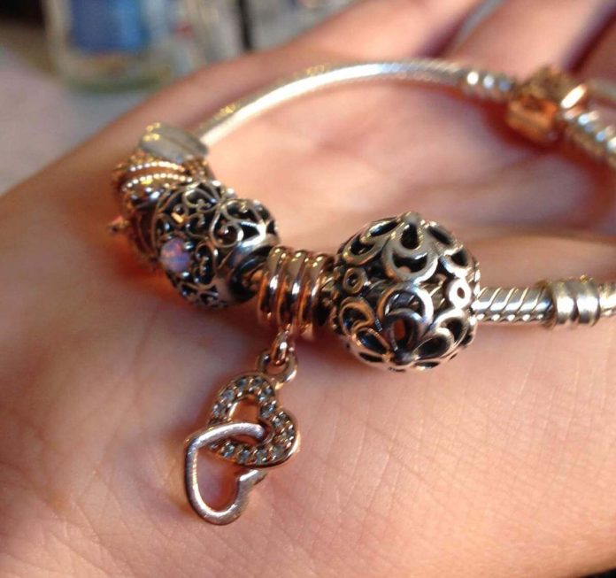 Gioiello Pandora ben pulito e lucidato