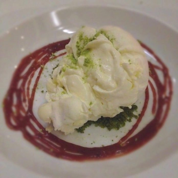 Namelaka al cioccolato bianco decorata con granella di pistacchi e cioccolato fondente