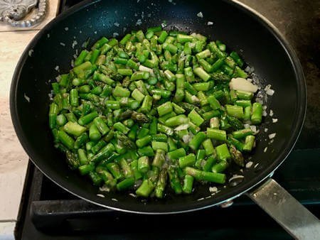 Cottura degli asparagi in padella con l'aglio