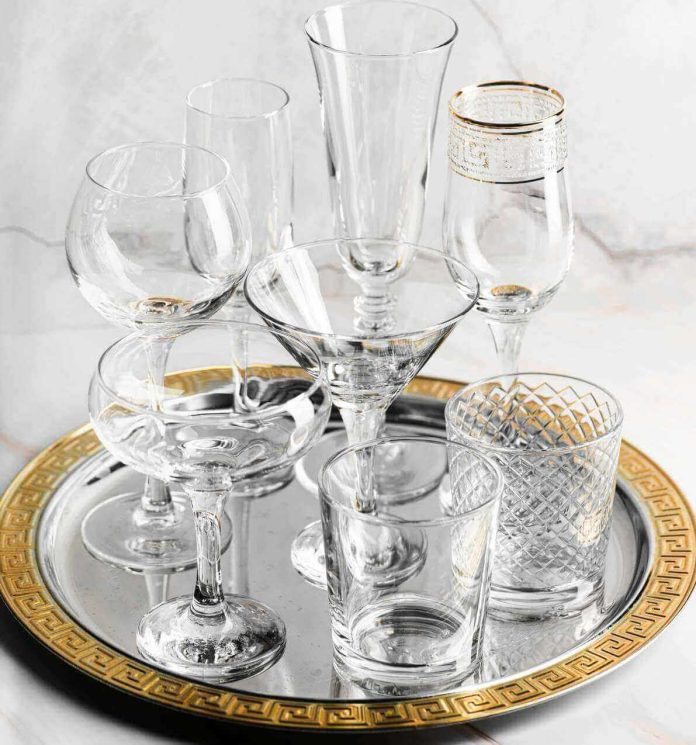 Vassoio con sopra bicchieri puliti di brillante trasparenza Bicchieri puliti brillanti sul vassoio