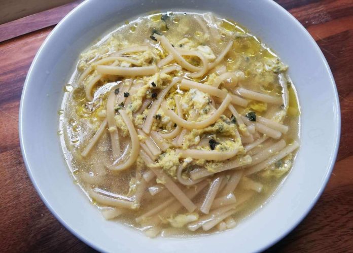 Minestra con uova e maggiorana alla genovese in piatto fondo